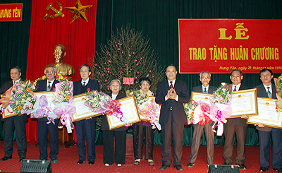 Trao Huân chương lao động của Chủ tịch Nước tặng các vị nguyên là lãnh đạo tỉnh Hưng Yên